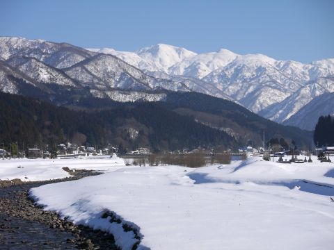 今日の朝日岳 小川の橋から、殿町付近 写真