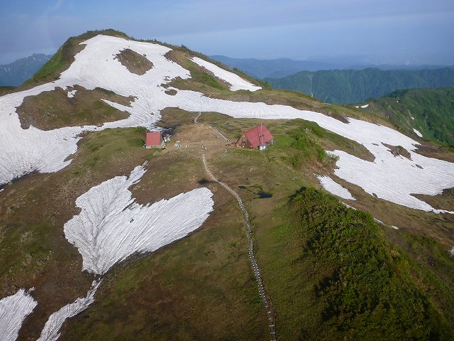 6月18日、小屋開けのヘリコプターから 写真