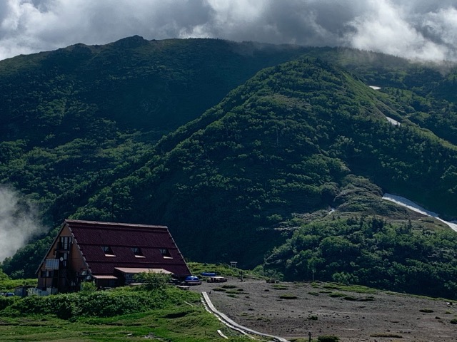 梅雨明けを待つ、朝日小屋 写真