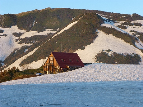 夕暮れの頃 朝日岳を背に、朝日小屋 2013.6.8 写真