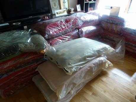 今年小屋に上げていく、布団類ほか 2013.6.16 写真