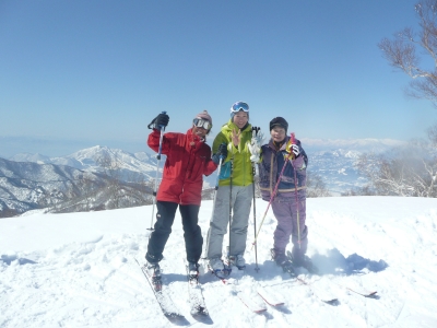 アルプスの山々をバックに、毛無山(1,650m)山頂付近・やまびこゲレンデtopより 2012.4.8 写真