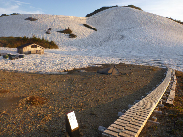 夕暮れの朝日平にて 連日、雪解けが進みます 写真