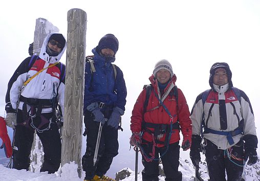 “文三郎道”からの一般ルートを登ったのは、5名 赤岳山頂にて 06.2.4 photo by tetu “文三郎道”からの一般ルートを登ったのは、5名 赤岳山頂にて 06.2.4 photo by tetuの画像