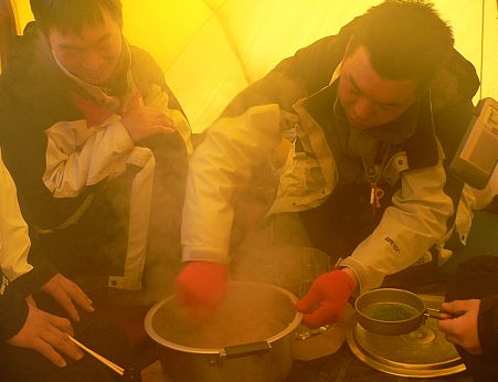 「焼きソバの仕上げは、こうやって…」と、大先輩Yさんが新人にお手本を見せる 06.2.3 「焼きソバの仕上げは、こうやって…」と、大先輩Yさんが新人にお手本を見せる 06.2.3の画像