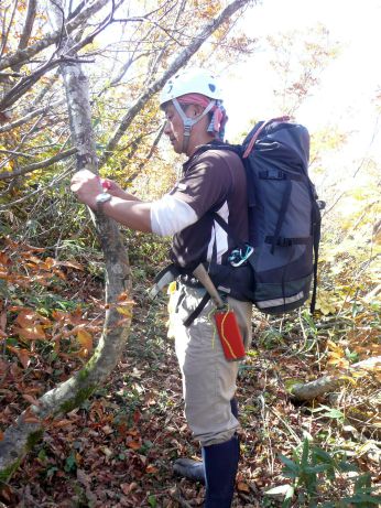 地下足袋姿の丸ちゃん 朝日岳方面遭対協秋季訓練にて 08.10.19 写真
