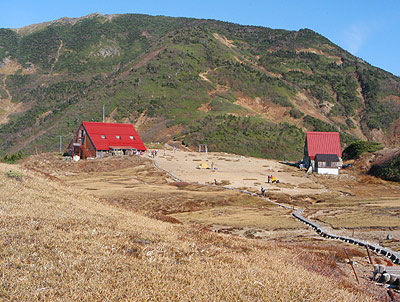 朝日小屋と朝日平全景