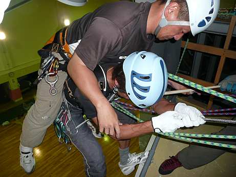 人ひとりを背負って、急な斜面を下降する訓練 09.5.31 写真