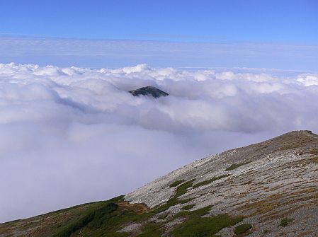 雲の中にぽっかり浮かんだ、雪倉岳　　　白馬岳山頂附近より　　　05.9.26の画像