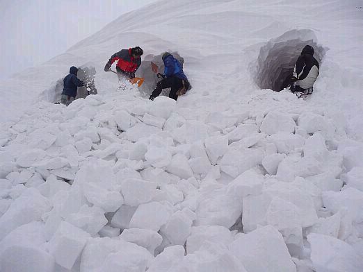 見事な雪洞が出来上がるまで　　大地山頂直下にて　　08.3.8の画像