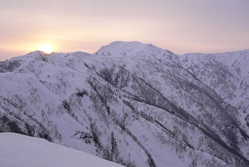 夜明け前　　初雪山の向こうから朝陽が昇る　　　06.3.26　　の画像