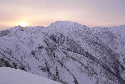 夜明け前 初雪山の向こうから朝陽が昇る 06.3.26 夜明け前 初雪山の向こうから朝陽が昇る 06.3.26 の画像