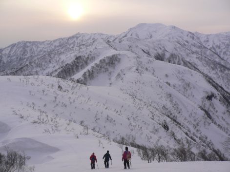 大地から初雪山を目指す　　06.3.26の画像