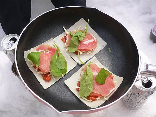 大地のテン場で食べさせてもらった、春巻きの皮で作る「簡単ピザ」 堀シェフ作 06.3.26 大地のテン場で食べさせてもらった、春巻きの皮で作る「簡単ピザ」 堀シェフ作 06.3.26の画像