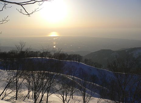 富山湾の向こう側、日本海に沈む夕陽　　　大地手前のテント場から　　　06.3.25　　の画像