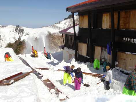 快晴の中進む除雪作業　　04.2.28の画像