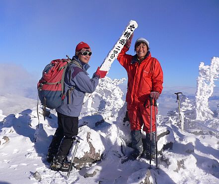 北横岳山頂にて、ガイドの山田哲哉さんと　　　05.12.7の画像