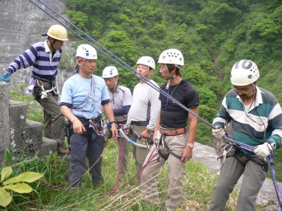 講師の話に熱心に聞き入る、遭対協隊員　　北又にて　　　07.5.27の画像