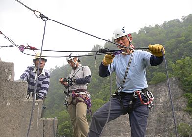 右から、山岳警備隊・丸山分隊長、黒川隊員、遭対協・冨田隊員　　　07.5.27の画像