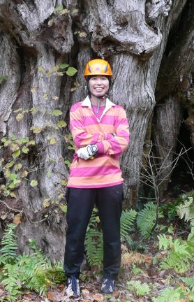 直美ちゃん、幻の大桂の前で 朝日岳方面遭対協秋季訓練にて 09.10.14 写真