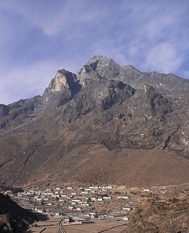 シェルパ族が「聖なる山」と崇める、クンビーラ（5,761ｍ）　　手前は、クムジュン村　　05.12.30の画像
