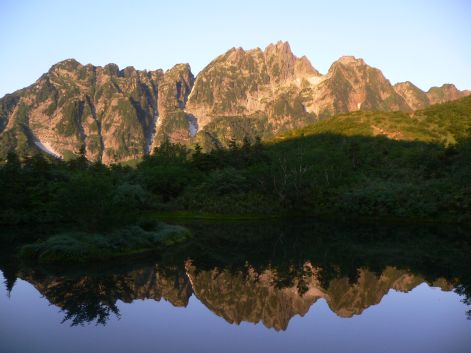 池に映る、朝焼けの裏剱 05.9.1 池に映る、朝焼けの裏剱 05.9.1の画像
