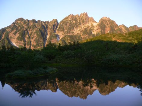 池に映る、朝焼けの裏剱　　　05.9.1の画像