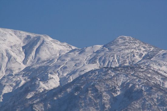 負釣山から、朝日岳と前朝日を望む　　小屋も見える　　　07.11.25   photo by  shunの画像