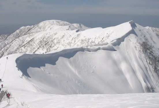 大きく張り出した「雪屁」 　初雪山から大地へ向けて　　　08.3.9    photo by Sの画像