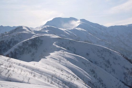 雪煙を上げる、初雪山　　　大地直下から見る　　　08.3.9    photo by Sの画像