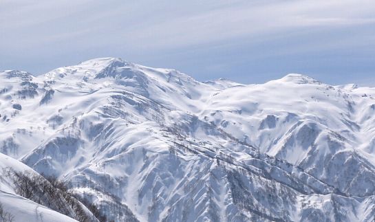 初雪山途中から見る、朝日岳と前朝日　　　08.3.9    photo by Sの画像