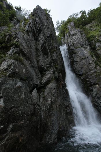 漏斗谷『耕平滝』 (双門ノ滝) 20~25m 志水哲也氏撮影 09.8.24 写真