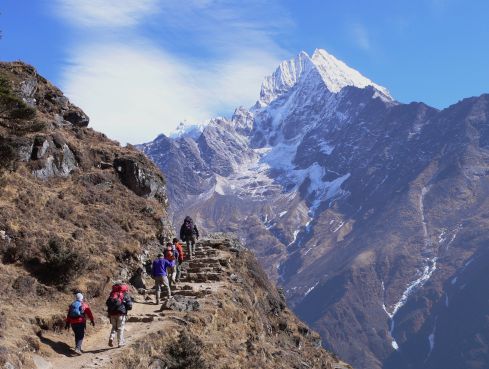 タムセルク（6,608ｍ）を見ながら、エベレスト街道を歩く　　　05.12.30の画像