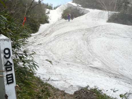 恵振山9合目辺り、まだまだ雪が残る 09.5.23 写真