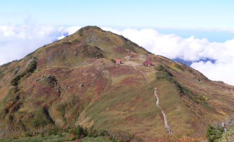 深まる秋の前朝日、朝日平、そして朝日小屋　　　05.10.6の画像