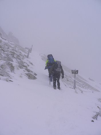 その日の朝、燕山荘横では吹雪だった　　　05.11.24の画像