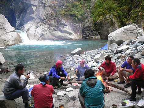 魚止滝のそば　　野営の中での楽しいひと時　　　06.10.28の画像