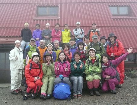 笑顔で下山、「エプロン部隊」の皆さん 11.6.26 写真
