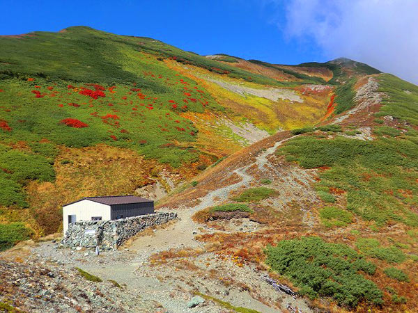 写真:遠景雪倉避難小屋